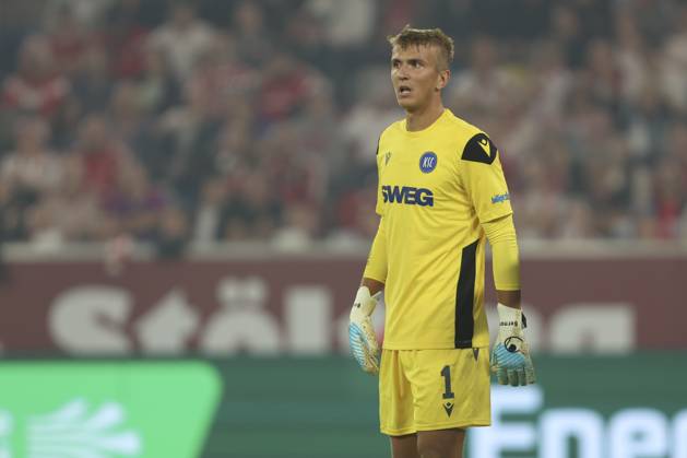 Torwart Hans Christian Bernat (Karlsruher SC) schaut waehrend des spiels der 2. Bundesliga zwischen Fortuna Düsseldorf und Karlsruher SC, Merkur Spiel-Arena am 30. August 2025 in Düsseldorf, Deutschland. (Foto von Oliver Kaelke DeFodi Images) +++ Torwart Hans Christian Bernat (Karlsruher SC) looks on during the 2. Bundesliga match between Fortuna Düsseldorf and Karlsruher SC at Merkur Spiel-Arena on August 30, 2025 in Düsseldorf, Germany. (Photo by Oliver Kaelke DeFodi Images) (Photo by Oliver Kaelke DeFodi Images)