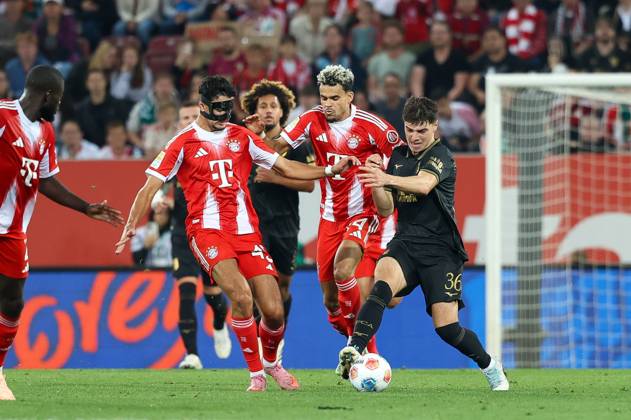 im Zweikampf, Aktion, mit Alexandar Pavlovic 45 (FC Bayern Muenchen), Luis Diaz 14 (FC Bayern Muenchen), Mert Koemuer 36 (FC Augsburg), FC Augsburg vs. FC Bayern Muenchen, Fussball, 1. Bundesliga, 2. Spieltag, 30.08.2025 DFB regulations prohibit any use of photographs as image sequences and or quasi-video Augsburg Bayern Deutschland