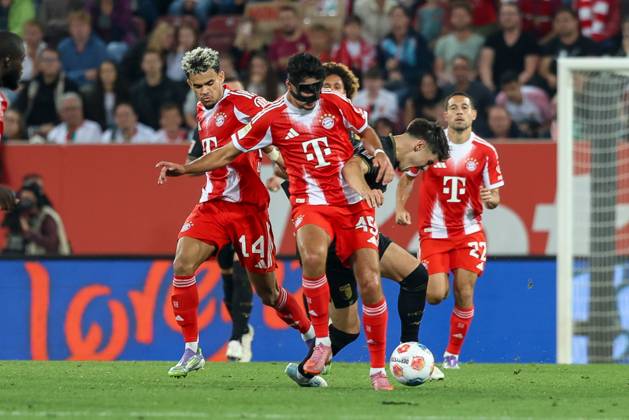 im Zweikampf, Aktion, mit Alexandar Pavlovic 45 (FC Bayern Muenchen), Luis Diaz 14 (FC Bayern Muenchen), Mert Koemuer 36 (FC Augsburg), FC Augsburg vs. FC Bayern Muenchen, Fussball, 1. Bundesliga, 2. Spieltag, 30.08.2025 DFB regulations prohibit any use of photographs as image sequences and or quasi-video Augsburg Bayern Deutschland