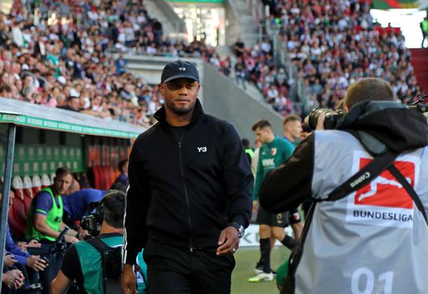 Fussball, Herren, Saison 2025 2026, FC Augsburg - FC Bayern München, Bundesliga, WWK Arena Vincent Kompany, Trainer (FC Bayern München) Kopf, Oberkörper im Gehen DFL DFB regulations prohibit any use of photographs as image sequences and or quasi-video