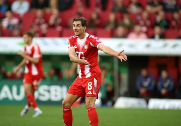 Fussball, Herren, Saison 2025 2026, FC Augsburg - FC Bayern München, Bundesliga, WWK Arena Leon Goretzka (FC Bayern München) streckt beide Arme nch links, zeigen, Hinweisen, deuten DFL DFB regulations prohibit any use of photographs as image sequences and or quasi-video