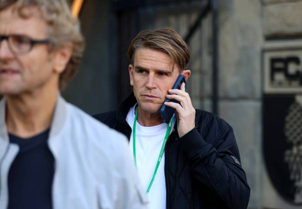Fussball, Herren, Saison 2025 2026, FC Augsburg - FC Bayern München, Bundesliga, WWK Arena Christoph Freund, Sportdirektor (FC Bayern München) beim Telefonieren, Handy, Smartphone am Ohr, Telefongespräch DFL DFB regulations prohibit any use of photographs as image sequences and or quasi-video
