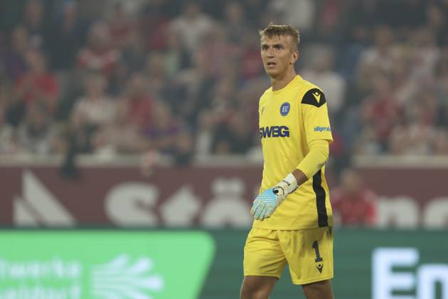 Torwart Hans Christian Bernat (Karlsruher SC) schaut waehrend des spiels der 2. Bundesliga zwischen Fortuna Düsseldorf und Karlsruher SC, Merkur Spiel-Arena am 30. August 2025 in Düsseldorf, Deutschland. (Foto von Oliver Kaelke DeFodi Images) +++ Torwart Hans Christian Bernat (Karlsruher SC) looks on during the 2. Bundesliga match between Fortuna Düsseldorf and Karlsruher SC at Merkur Spiel-Arena on August 30, 2025 in Düsseldorf, Germany. (Photo by Oliver Kaelke DeFodi Images) (Photo by Oliver Kaelke DeFodi Images)