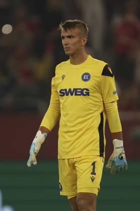 Torwart Hans Christian Bernat (Karlsruher SC) schaut waehrend des spiels der 2. Bundesliga zwischen Fortuna Düsseldorf und Karlsruher SC, Merkur Spiel-Arena am 30. August 2025 in Düsseldorf, Deutschland. (Foto von Oliver Kaelke DeFodi Images) +++ Torwart Hans Christian Bernat (Karlsruher SC) looks on during the 2. Bundesliga match between Fortuna Düsseldorf and Karlsruher SC at Merkur Spiel-Arena on August 30, 2025 in Düsseldorf, Germany. (Photo by Oliver Kaelke DeFodi Images) (Photo by Oliver Kaelke DeFodi Images)