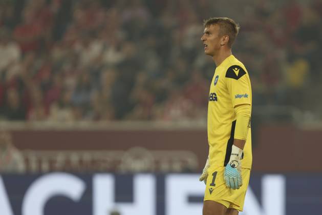 Torwart Hans Christian Bernat (Karlsruher SC) schaut waehrend des spiels der 2. Bundesliga zwischen Fortuna Düsseldorf und Karlsruher SC, Merkur Spiel-Arena am 30. August 2025 in Düsseldorf, Deutschland. (Foto von Oliver Kaelke DeFodi Images) +++ Torwart Hans Christian Bernat (Karlsruher SC) looks on during the 2. Bundesliga match between Fortuna Düsseldorf and Karlsruher SC at Merkur Spiel-Arena on August 30, 2025 in Düsseldorf, Germany. (Photo by Oliver Kaelke DeFodi Images) (Photo by Oliver Kaelke DeFodi Images)