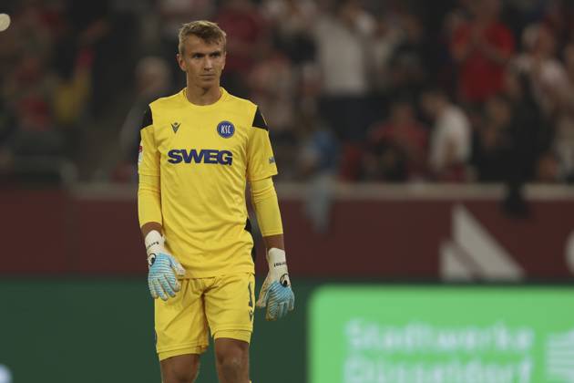 Torwart Hans Christian Bernat (Karlsruher SC) schaut waehrend des spiels der 2. Bundesliga zwischen Fortuna Düsseldorf und Karlsruher SC, Merkur Spiel-Arena am 30. August 2025 in Düsseldorf, Deutschland. (Foto von Oliver Kaelke DeFodi Images) +++ Torwart Hans Christian Bernat (Karlsruher SC) looks on during the 2. Bundesliga match between Fortuna Düsseldorf and Karlsruher SC at Merkur Spiel-Arena on August 30, 2025 in Düsseldorf, Germany. (Photo by Oliver Kaelke DeFodi Images) (Photo by Oliver Kaelke DeFodi Images)