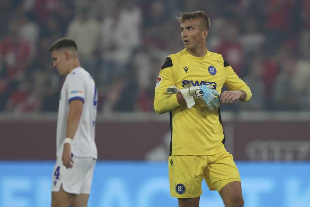 Torwart Hans Christian Bernat (Karlsruher SC) schaut waehrend des spiels der 2. Bundesliga zwischen Fortuna Düsseldorf und Karlsruher SC, Merkur Spiel-Arena am 30. August 2025 in Düsseldorf, Deutschland. (Foto von Oliver Kaelke DeFodi Images) +++ Torwart Hans Christian Bernat (Karlsruher SC) looks on during the 2. Bundesliga match between Fortuna Düsseldorf and Karlsruher SC at Merkur Spiel-Arena on August 30, 2025 in Düsseldorf, Germany. (Photo by Oliver Kaelke DeFodi Images) (Photo by Oliver Kaelke DeFodi Images)