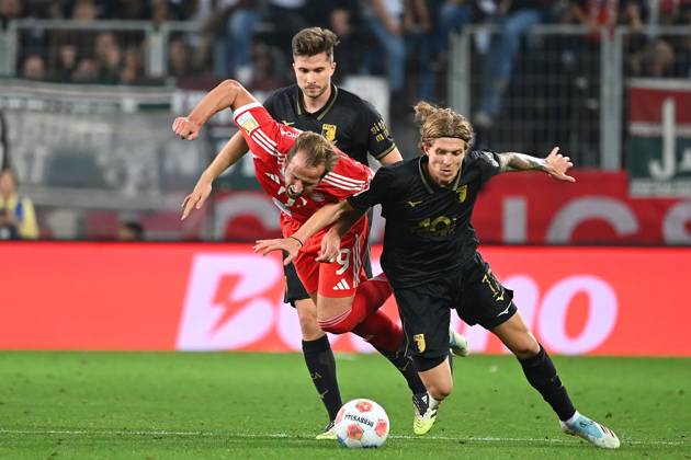Harry KANE (Bayern Muenchen), Aktion,Zweikampf gegen Kristijan JAKIC (FC Augsburg), hi:Elvis Rexhbecaj (FC Augsburg). Fussball 1. Bundesliga Saison 2025 2026, 2.Spieltag, Spieltag02 FC Augsburg - FC Bayern Muenchen 2-3 am 30.08.2025 , WWK A R E N A.