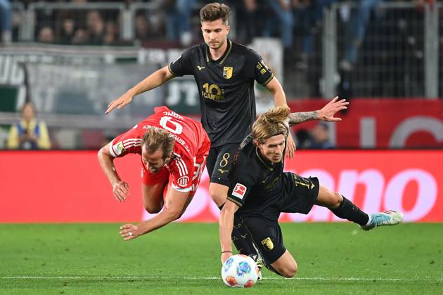 Harry KANE (Bayern Muenchen), Aktion,Zweikampf gegen Kristijan JAKIC (FC Augsburg), hi:Elvis Rexhbecaj (FC Augsburg). Fussball 1. Bundesliga Saison 2025 2026, 2.Spieltag, Spieltag02 FC Augsburg - FC Bayern Muenchen 2-3 am 30.08.2025 , WWK A R E N A.