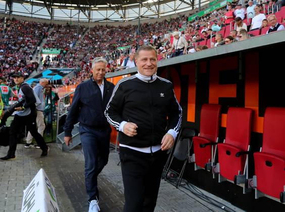 Fussball, Herren, Saison 2025 2026, FC Augsburg - FC Bayern München, Bundesliga, WWK Arena Max Eberl, Sportvorstand (FC Bayern München) im Gehen, lächeln, grinsen DFL DFB regulations prohibit any use of photographs as image sequences and or quasi-video