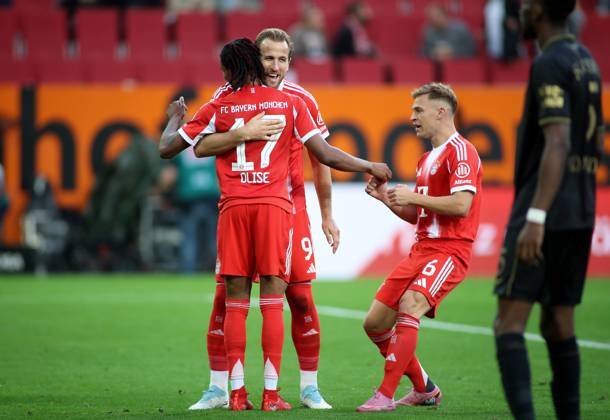 Fussball, Herren, Saison 2025 2026, FC Augsburg - FC Bayern München, Bundesliga, WWK Arena 0:3 durch Michael Olise (FC Bayern München) (vorne) Tor, hier Jubel, Umarmung mit Harry Kane (FC Bayern München) (dahinter) rechts kommt noch Joshua Kimmich (FC Bayern München) DFL DFB regulations prohibit any use of photographs as image sequences and or quasi-video