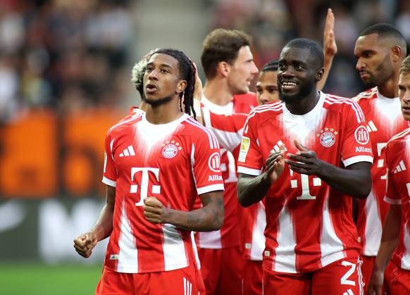 Fussball, Herren, Saison 2025 2026, FC Augsburg - FC Bayern München, Bundesliga, WWK Arena Michael Olise (FC Bayern München) (li.) mit Dayot Upamecano (FC Bayern München) (re.) DFL DFB regulations prohibit any use of photographs as image sequences and or quasi-video