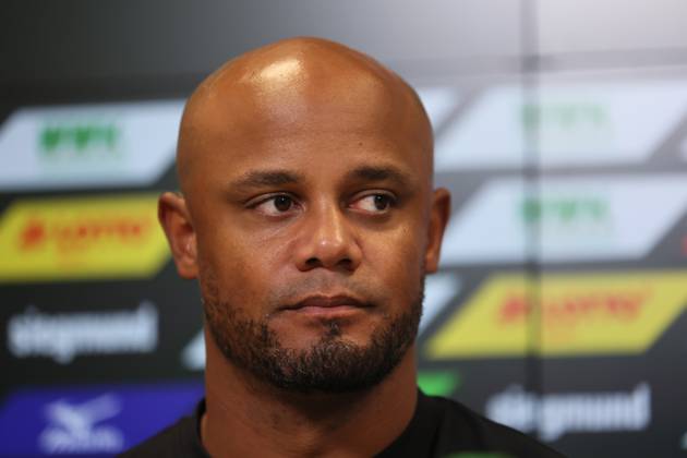 Fussball, Herren, Saison 2025 2026, FC Augsburg - FC Bayern München, Bundesliga, WWK Arena Vincent Kompany, Trainer (FC Bayern München) auf der Pressekonferenz nach dem Spiel, Kopf, Portrait DFL DFB regulations prohibit any use of photographs as image sequences and or quasi-video