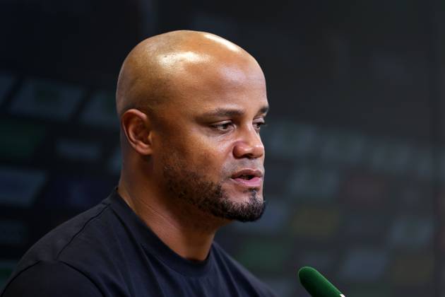 Fussball, Herren, Saison 2025 2026, FC Augsburg - FC Bayern München, Bundesliga, WWK Arena Vincent Kompany, Trainer (FC Bayern München) auf der Pressekonferenz nach dem Spiel, Kopf, Portrait DFL DFB regulations prohibit any use of photographs as image sequences and or quasi-video