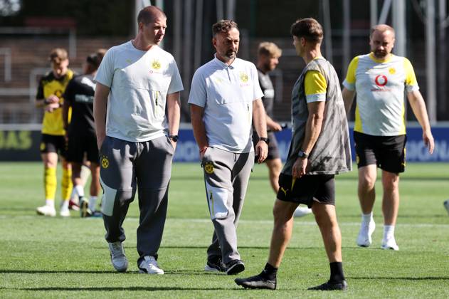 Samstag 30.08.2025, Saison 2025 26, Regionalliga West, 6. Spieltag im Stadion Rote Erde Dortmund, BVB Borussia Dortmund II - Borussia Mönchengladbach U23, Mike Tullberg (Trainer, BVB II), Daniel Rios (Trainer, BVB II) und Athletiktrainer Benjamin Schüßler (BVB II), v.l.