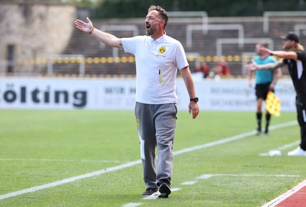 Samstag 30.08.2025, Saison 2025 26, Regionalliga West, 6. Spieltag im Stadion Rote Erde Dortmund, BVB Borussia Dortmund II - Borussia Mönchengladbach U23, Daniel Rios (Trainer, BVB II) gibt Anweisungen an sein Team