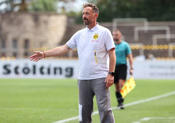 Samstag 30.08.2025, Saison 2025 26, Regionalliga West, 6. Spieltag im Stadion Rote Erde Dortmund, BVB Borussia Dortmund II - Borussia Mönchengladbach U23, Daniel Rios (Trainer, BVB II) gibt Anweisungen an sein Team