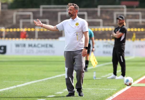 Samstag 30.08.2025, Saison 2025 26, Regionalliga West, 6. Spieltag im Stadion Rote Erde Dortmund, BVB Borussia Dortmund II - Borussia Mönchengladbach U23, Daniel Rios (Trainer, BVB II) gibt Anweisungen an sein Team