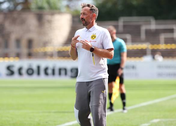 Samstag 30.08.2025, Saison 2025 26, Regionalliga West, 6. Spieltag im Stadion Rote Erde Dortmund, BVB Borussia Dortmund II - Borussia Mönchengladbach U23, Daniel Rios (Trainer, BVB II) gibt Anweisungen an sein Team