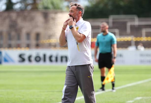 Samstag 30.08.2025, Saison 2025 26, Regionalliga West, 6. Spieltag im Stadion Rote Erde Dortmund, BVB Borussia Dortmund II - Borussia Mönchengladbach U23, Daniel Rios (Trainer, BVB II) gibt Anweisungen an sein Team