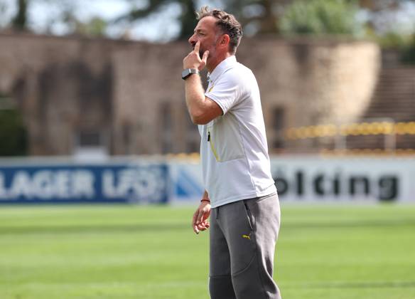 Samstag 30.08.2025, Saison 2025 26, Regionalliga West, 6. Spieltag im Stadion Rote Erde Dortmund, BVB Borussia Dortmund II - Borussia Mönchengladbach U23, Daniel Rios (Trainer, BVB II) gibt Anweisungen an sein Team