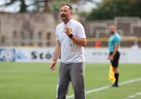 Samstag 30.08.2025, Saison 2025 26, Regionalliga West, 6. Spieltag im Stadion Rote Erde Dortmund, BVB Borussia Dortmund II - Borussia Mönchengladbach U23, Daniel Rios (Trainer, BVB II) gibt Anweisungen an sein Team