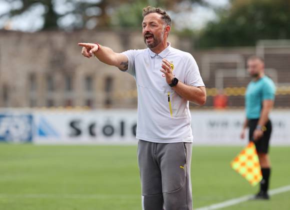 Samstag 30.08.2025, Saison 2025 26, Regionalliga West, 6. Spieltag im Stadion Rote Erde Dortmund, BVB Borussia Dortmund II - Borussia Mönchengladbach U23, Daniel Rios (Trainer, BVB II) gibt Anweisungen an sein Team
