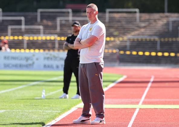 Samstag 30.08.2025, Saison 2025 26, Regionalliga West, 6. Spieltag im Stadion Rote Erde Dortmund, BVB Borussia Dortmund II - Borussia Mönchengladbach U23, Mike Tullberg (Trainer, BVB II) mit verschränkten Armen
