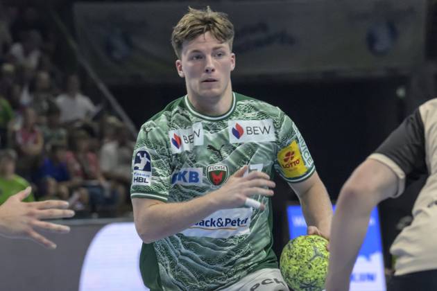 im Bild v.l.: Nils Lichtlein (Fuechse Berlin),Zweikampf, Action, Kampf, kaempft um den Ball, GER, Berlin, Handball, Fuechse Berlin vs Bergischer HC, DAIKIN Handball-Bundesliga, in der Max Schmeling Halle, 31.08.2025, Copyright: HMBxMedia UwexKoch