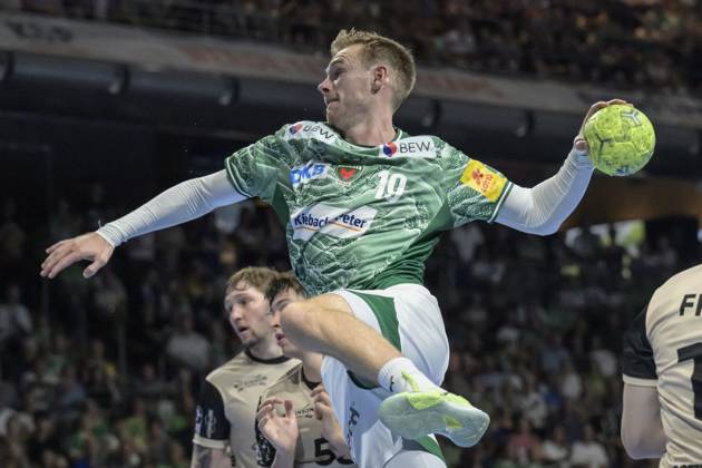 im Bild v.l.: Mathias Gidsel (Fuechse Berlin), Action, Kampf, kaempft um den Ball, GER, Berlin, Handball, Fuechse Berlin vs Bergischer HC, DAIKIN Handball-Bundesliga, in der Max Schmeling Halle, 31.08.2025, Copyright: HMBxMedia UwexKoch