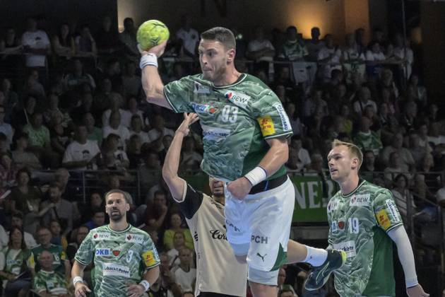 im Bild v.l.: Mijajlo Marsenic (Fuechse Berlin), Action, Kampf, kaempft um den Ball, GER, Berlin, Handball, Fuechse Berlin vs Bergischer HC, DAIKIN Handball-Bundesliga, in der Max Schmeling Halle, 31.08.2025, Copyright: HMBxMedia UwexKoch