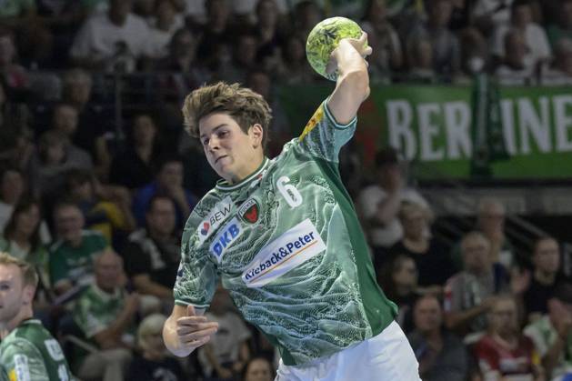 im Bild v.l.: Leo Prantner (Fuechse Berlin), Action, Kampf, kaempft um den Ball, GER, Berlin, Handball, Fuechse Berlin vs Bergischer HC, DAIKIN Handball-Bundesliga, in der Max Schmeling Halle, 31.08.2025, Copyright: HMBxMedia UwexKoch