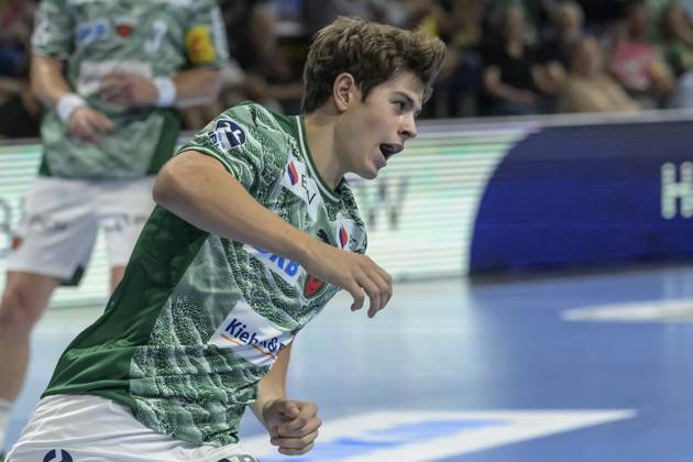 im Bild v.l.: Leo Prantner (Fuechse Berlin), Action, Kampf, kaempft um den Ball, Tor, Treffer, Jubel, Torjubel, Freude, Begeisterung, feiert, GER, Berlin, Handball, Fuechse Berlin vs Bergischer HC, DAIKIN Handball-Bundesliga, in der Max Schmeling Halle, 31.08.2025, Copyright: HMBxMedia UwexKoch
