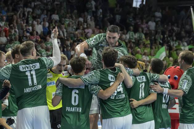 im Bild v.l.: Mijajlo Marsenic (Fuechse Berlin),das Team der Fuechse bejubelt den Sieg, GER, Berlin, Handball, Fuechse Berlin vs Bergischer HC, DAIKIN Handball-Bundesliga, in der Max Schmeling Halle, 31.08.2025, Copyright: HMBxMedia UwexKoch
