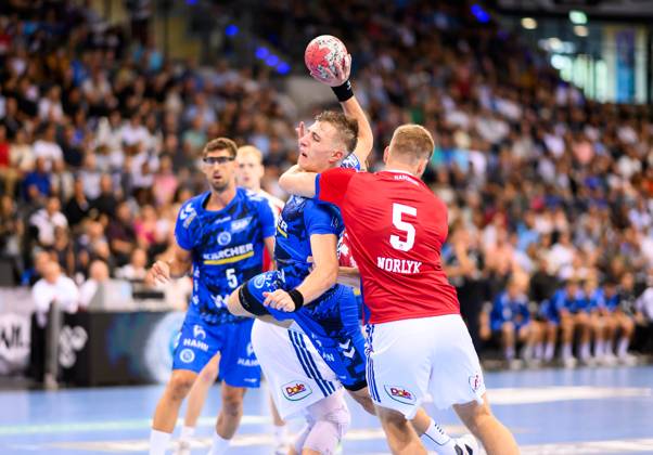 Simone Mengon (TVB Stuttgart, 15) beim Wurf und im Griff von Oliver Norlyk (Handball Verein Hamburg, 05), TVB Stuttgart vs. Handball Sport Verein Hamburg, Handball, DAIKIN 1. Handball Bundesliga, 1. Spieltag, Saison 2025 2026, 31.08.2025 Eibner-Pressefoto Andreas Ulmer TVB Stuttgart vs. Handball Sport Verein Hamburg, Handball, DAIKIN 1. Handball Bundesliga, 1. Spieltag, Saison 2025 2026, 31.08.2025 Stuttgart Copyright: xEibner-Pressefoto AndreasxUlmerx EP_AUR
