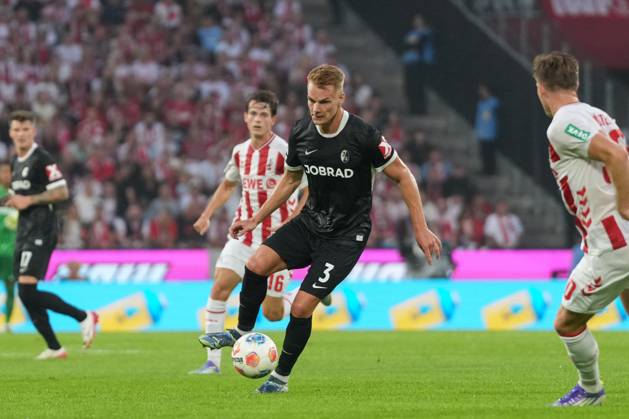 Philipp Lienhart (SC Freiburg, 03) am Ball , Deutschland, Fussball, 1. Bundesliga, 2.Spieltag, 2025 2026, 1. FC Köln vs. SC Freiburg, 31.08.2025, RheinEnergieSTADION, Köln, Deutschland DFL REGULATIONS PROHIBIT ANY USE OF PHOTOGRAPHS AS IMAGE SEQUENCES AND OR QUASI-VIDEO. Köln RheinEnergieSTADION Nordrhein-Westfalen Deutschland Copyright: xArnexAmbergx