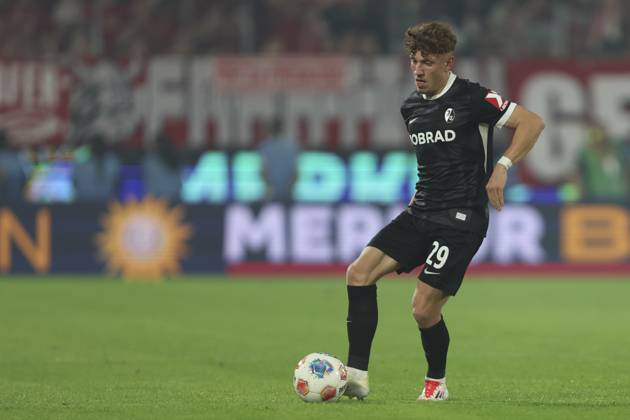 Philipp Treu (SC Freiburg) in Aktion, am Ball, Einzelaktion waehrend des spiels der Bundesliga zwischen 1. FC Köln und Club Freiburg, RheinEnergieSTADION am 31. August 2025 in Köln, Deutschland. (Foto von Oliver Kaelke DeFodi Images) +++ Philipp Treu (SC Freiburg) controls the ball during the Bundesliga match between 1. FC Köln and Sport-Club Freiburg at RheinEnergieSTADION on August 31, 2025 in Köln, Germany. (Photo by Oliver Kaelke DeFodi Images) DFL regulations prohibit any use of photographs as image sequences and or quasi-video. (Photo by Oliver Kaelke DeFodi Images)