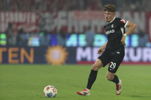 Philipp Treu (SC Freiburg) in Aktion, am Ball, Einzelaktion waehrend des spiels der Bundesliga zwischen 1. FC Köln und Club Freiburg, RheinEnergieSTADION am 31. August 2025 in Köln, Deutschland. (Foto von Oliver Kaelke DeFodi Images) +++ Philipp Treu (SC Freiburg) controls the ball during the Bundesliga match between 1. FC Köln and Sport-Club Freiburg at RheinEnergieSTADION on August 31, 2025 in Köln, Germany. (Photo by Oliver Kaelke DeFodi Images) DFL regulations prohibit any use of photographs as image sequences and or quasi-video. (Photo by Oliver Kaelke DeFodi Images)