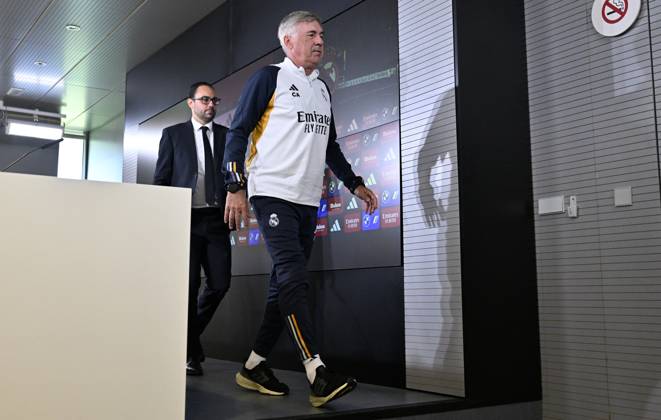 Training session of Real Madrid MADRID, SPAIN - SEPTEMBER 29: Head coach of Real Madrid, Carlo Ancelotti (R) speaks to press during a training session ahead of La Liga week 8 soccer match between Real Madrid and Girona, at Ciudad Real Madrid in Madrid, Spain on September 29, 2023. Madrid Spain. Editorial use only. Please get in touch for any other usage.  Copyright: x2025xAnadoluxBurakxAkbulutx