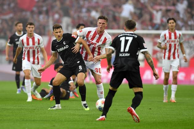 Maximilian Eggestein (SC Freiburg) und Marius Buelter (1. FC Koeln) im Zweikampf waehrend des Spiels der Bundesliga zwischen 1. FC Köln und SC Freiburg, Rhein-Energie-Stadion am 31. August 2025 in Köln, Deutschland. (Foto von Ralf Treese DeFodi Images) +++ Maximilian Eggestein (SC Freiburg) und Marius Buelter (1. FC Koeln) battle for the ball during the Bundesliga match between 1. FC Köln and SC Freiburg at Rhein-Energie-Stadion on August 31, 2025 in Köln, Germany. (Photo by Ralf Treese DeFodi Images) DFL regulations prohibit any use of photographs as image sequences and or quasi-video. (Photo by Ralf Treese DeFodi Images)