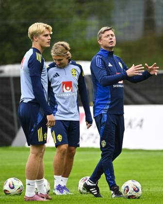 STOCKHOLM, SWEDEN 20250901 Swedish national team, Nationalteam captain Jon Dahl Tomasson and players Lucas Bergvall, Sebastian Nanasi and Anthony Elanga during a training session as the Swedish men s national team gathers for upcoming World Cup qualifiers against Slovenia and Kosovo. STOCKHOLM SWEDEN x10040x