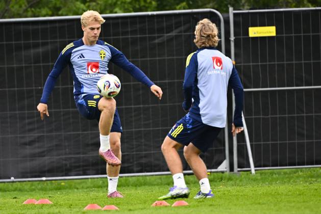 STOCKHOLM, SWEDEN 20250901 Swedish national team, Nationalteam captain Jon Dahl Tomasson and players Lucas Bergvall, Sebastian Nanasi and Anthony Elanga during a training session as the Swedish men s national team gathers for upcoming World Cup qualifiers against Slovenia and Kosovo. STOCKHOLM SWEDEN x10040x
