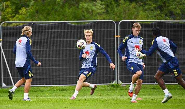 STOCKHOLM, SWEDEN 20250901 Swedish national team, Nationalteam captain Jon Dahl Tomasson and players Lucas Bergvall, Sebastian Nanasi and Anthony Elanga during a training session as the Swedish men s national team gathers for upcoming World Cup qualifiers against Slovenia and Kosovo. STOCKHOLM SWEDEN x10040x
