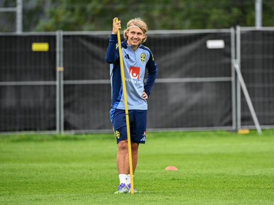 STOCKHOLM, SWEDEN 20250901 Swedish national team, Nationalteam captain Jon Dahl Tomasson and players Lucas Bergvall, Sebastian Nanasi and Anthony Elanga during a training session as the Swedish men s national team gathers for upcoming World Cup qualifiers against Slovenia and Kosovo. STOCKHOLM SWEDEN x10040x