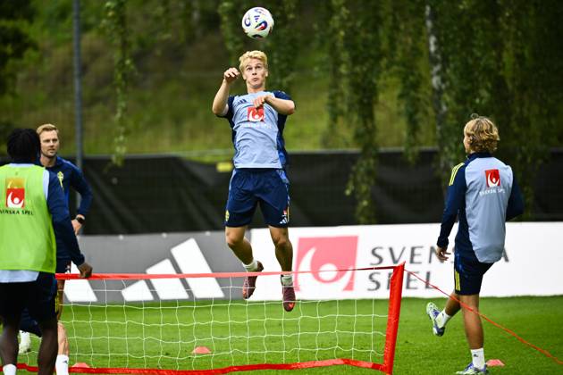 STOCKHOLM, SWEDEN 20250901 Swedish national team, Nationalteam captain Jon Dahl Tomasson and players Lucas Bergvall, Sebastian Nanasi and Anthony Elanga during a training session as the Swedish men s national team gathers for upcoming World Cup qualifiers against Slovenia and Kosovo. STOCKHOLM SWEDEN x10040x