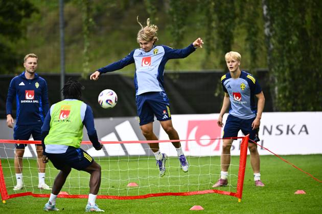 STOCKHOLM, SWEDEN 20250901 Swedish national team, Nationalteam captain Jon Dahl Tomasson and players Lucas Bergvall, Sebastian Nanasi and Anthony Elanga during a training session as the Swedish men s national team gathers for upcoming World Cup qualifiers against Slovenia and Kosovo. STOCKHOLM SWEDEN x10040x