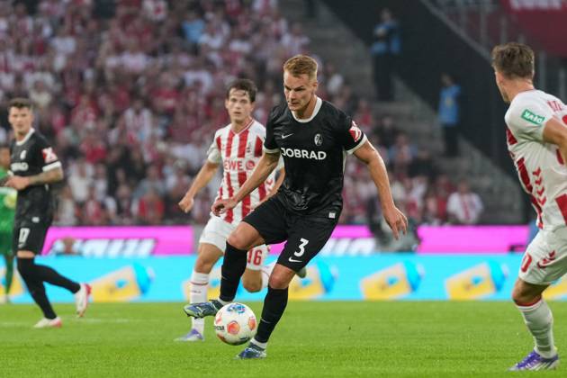 Philipp Lienhart (SC Freiburg, 03) am Ball , Deutschland, Fussball, 1. Bundesliga, 2.Spieltag, 2025 2026, 1. FC Köln vs. SC Freiburg, 31.08.2025, RheinEnergieSTADION, Köln, Deutschland DFL REGULATIONS PROHIBIT ANY USE OF PHOTOGRAPHS AS IMAGE SEQUENCES AND OR QUASI-VIDEO. Köln RheinEnergieSTADION Nordrhein-Westfalen Deutschland Copyright: xArnexAmbergx