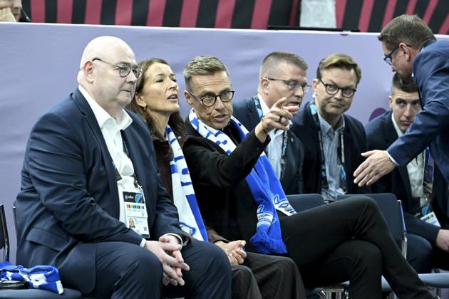 Finland s President Alexander Stubb (C) and his wife Suzanne Innes-Stubb with Chairman Timo Elo (L) of the Finnish Basketball Federation before the basketball FIBA EuroBasket 2025 group B match between Finland and Lithuania in Tampere, Finland, on September 1, 2025. Tampere Finland LKFTJK20250901200828KKHN Copyright: xHeikkixSaukkomaax LKFTJK20250901200828KKHN