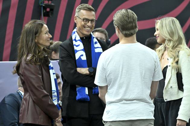 Finland s President Alexander Stubb and his wife Suzanne Innes-Stubb chat with hockey player Mikael Granlund and his wife Emmi Granlund (R) before the basketball FIBA EuroBasket 2025 group B match between Finland and Lithuania in Tampere, Finland, on September 1, 2025. Tampere Finland LKFTJK20250901201622CGHL Copyright: xHeikkixSaukkomaax LKFTJK20250901201622CGHL