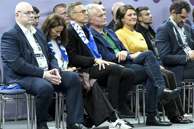 Finland s President Alexander Stubb (C) and his wife Suzanne Innes-Stubb (2nd L) watch the game with Lithuania s President Gitanas Nauseda and his wife Diana Nausediene during the basketball FIBA EuroBasket 2025 group B match between Finland and Lithuania in Tampere, Finland, on September 1, 2025. Tampere Finland LKFTJK20250901212104FPDU Copyright: xHeikkixSaukkomaax LKFTJK20250901212104FPDU